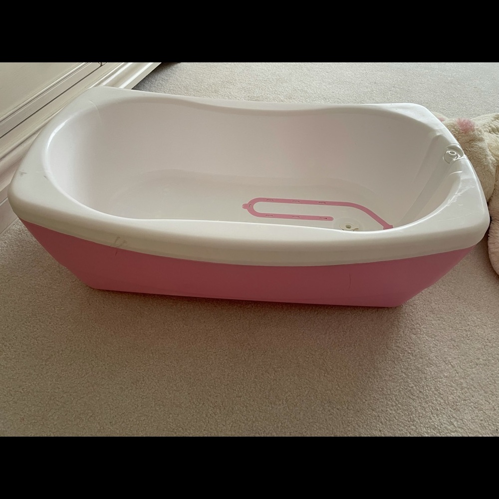 Infant bathtub! Comes with faucet and an infant seat for the baby